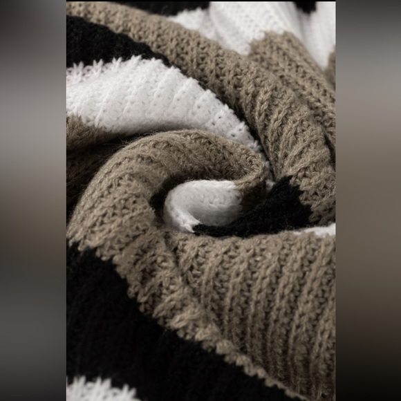 Super Soft Striped Colorblock Pattern Knit Sweater Size: XL - Picture 7 of 12